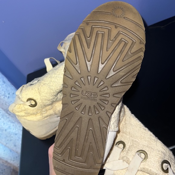 UGGS Women size 8. Cream lace up. - Picture 4 of 6